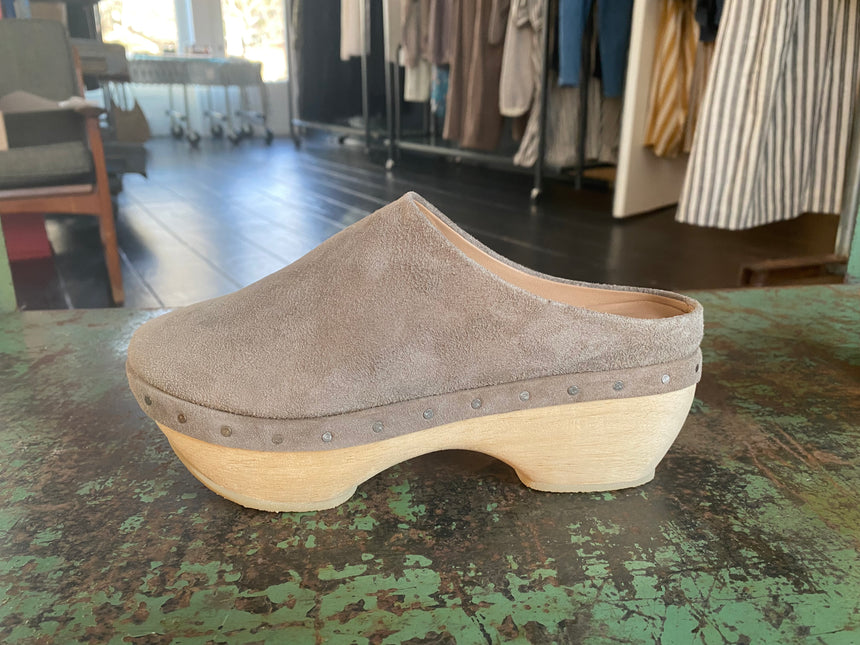 Suede Contor Clogs in Stone