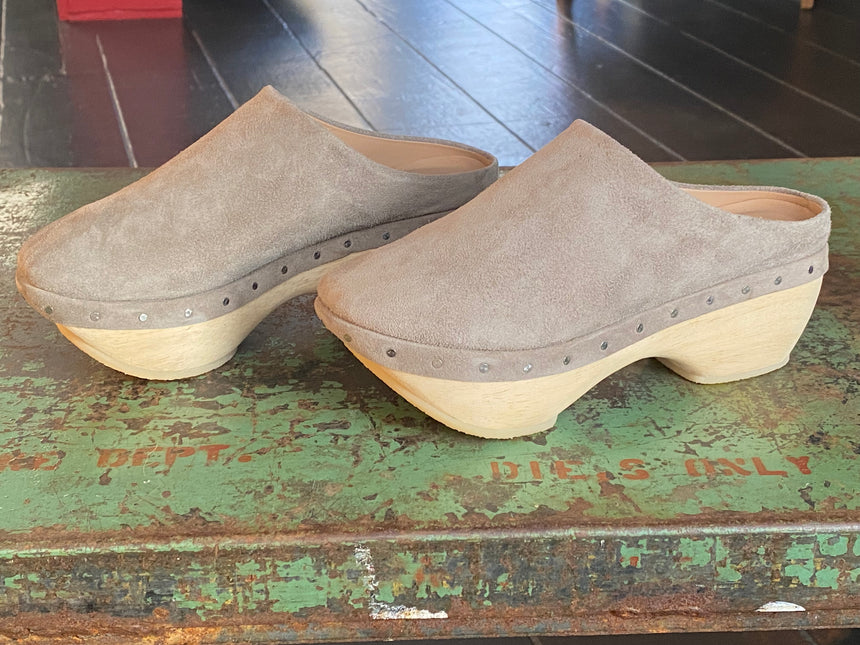 Suede Contor Clogs in Stone